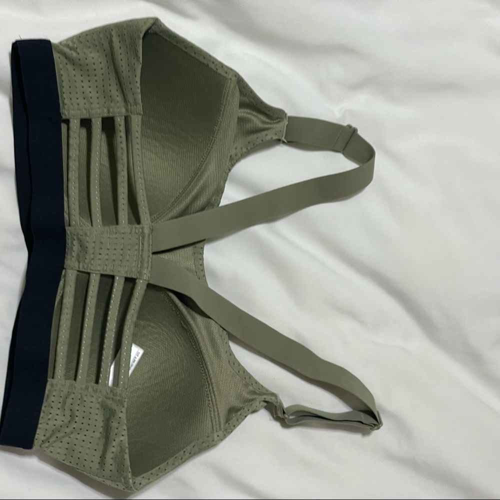 VS Sports Bra - Picture 2 of 3